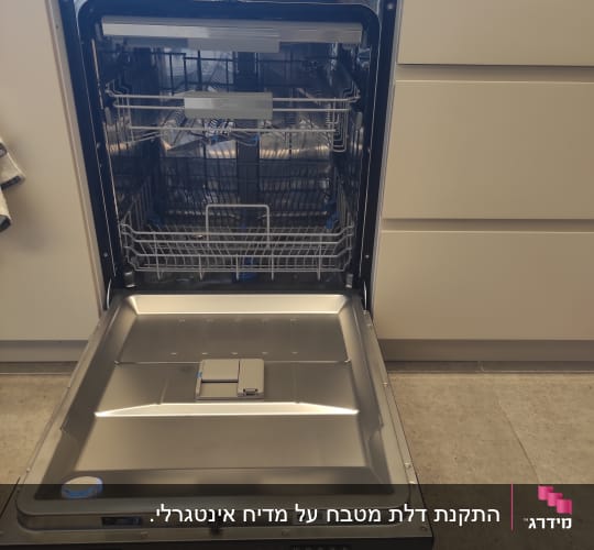 מדיח כלים פתוח במטבח מודרני